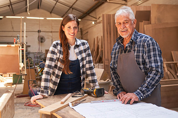 Bild von einer Frau und einem Mann in einer Werkstatt